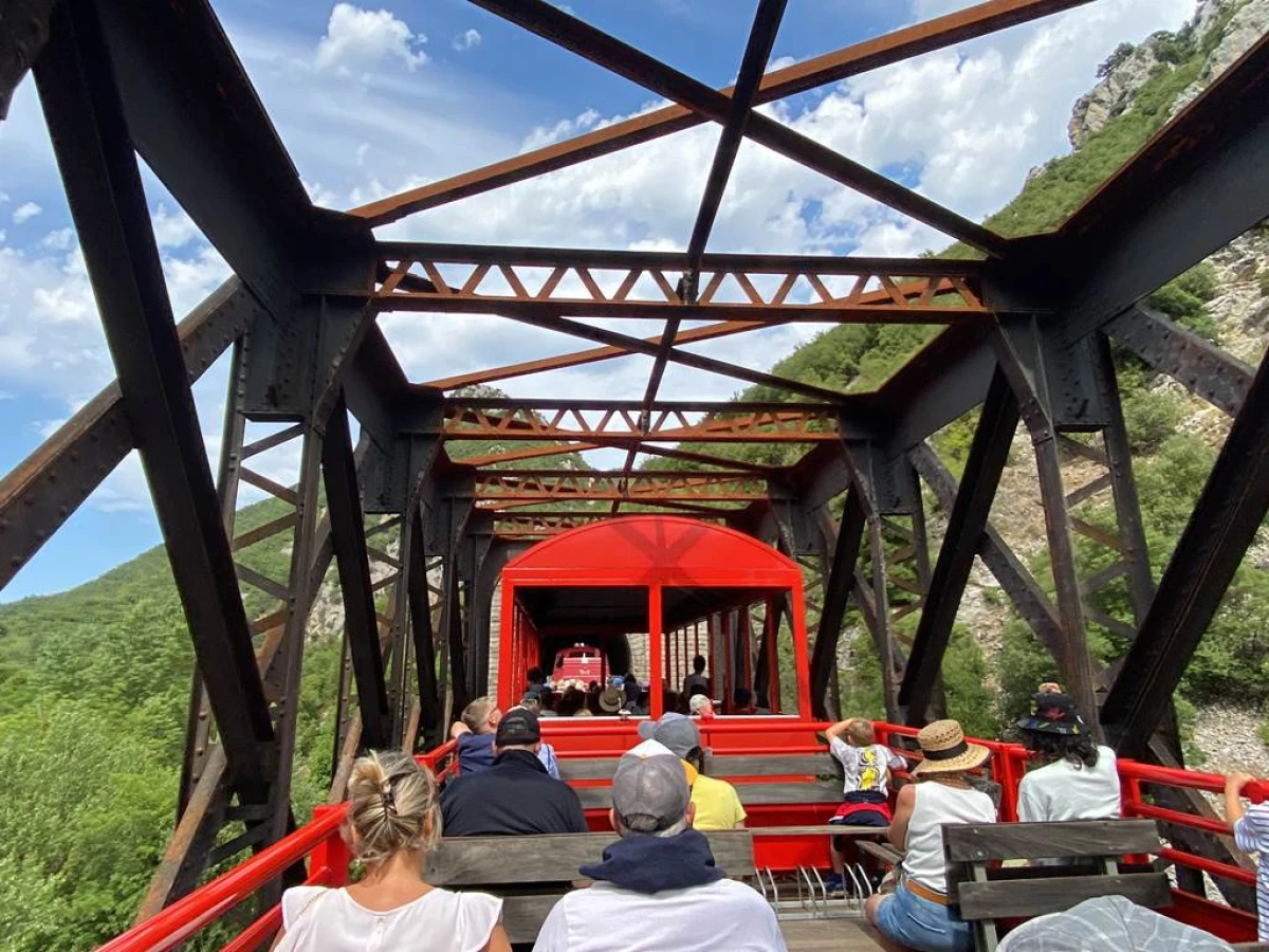 Le Train Rouge - Au départ de Rivesaltes vers Axat et les Gorges de l'Aude - Perpignan Expériences