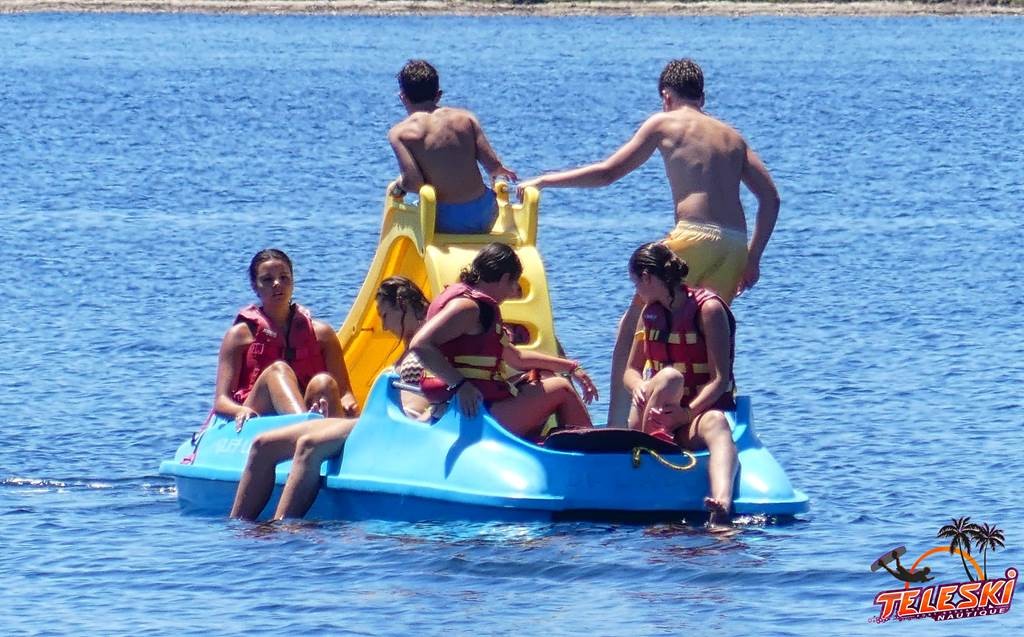 Location pédalo avec toboggan 5 personnes -créneau de 1h - Perpignan Expériences